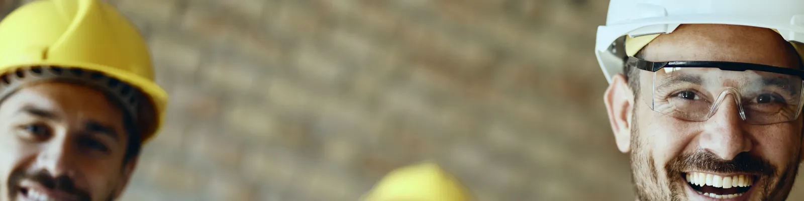 Industriearbeiter begrüßen ein neues Teammitglied